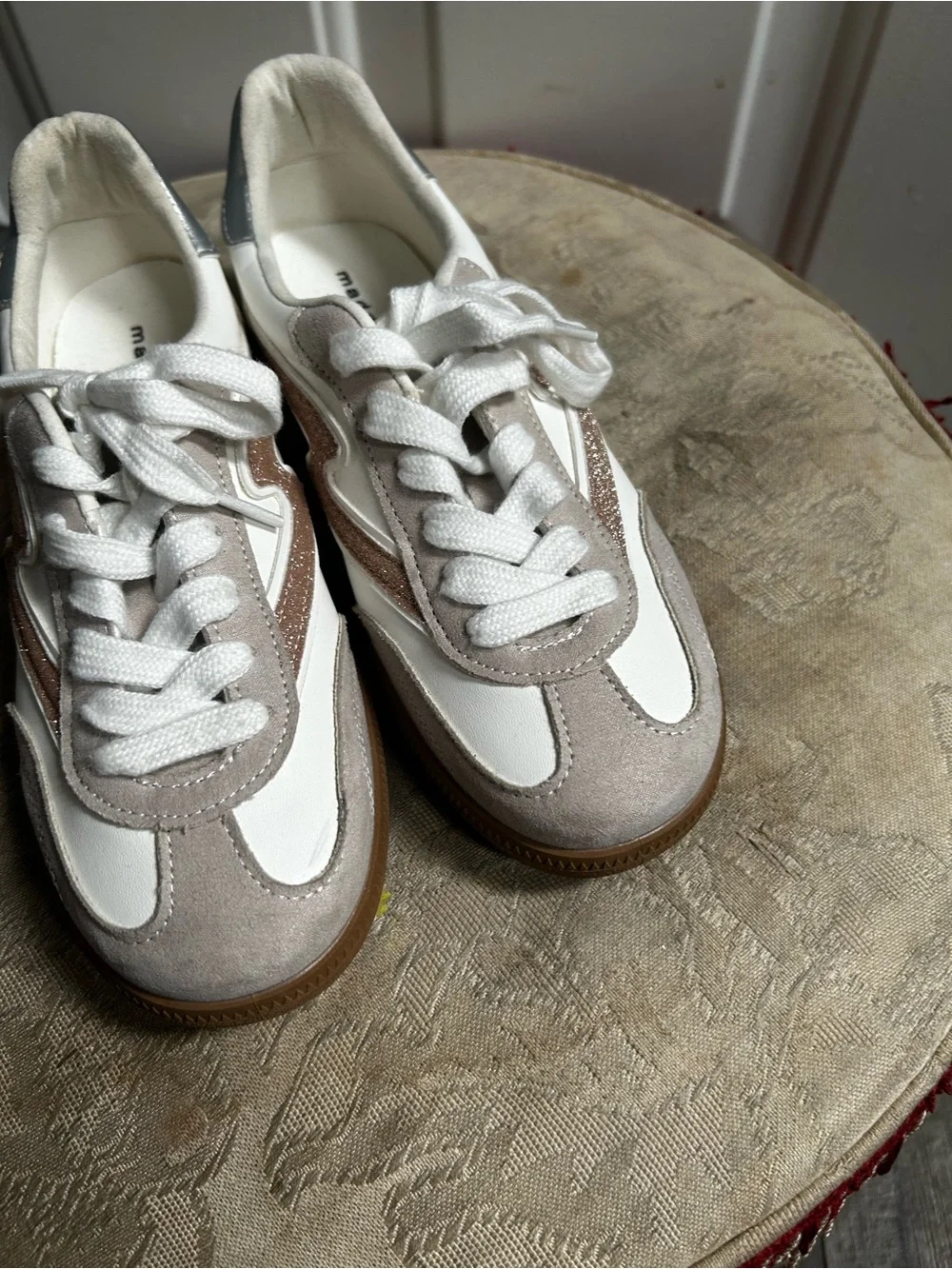 Madden Girl Kirby White & Taupe Suede Accent Sneakers Sz 4